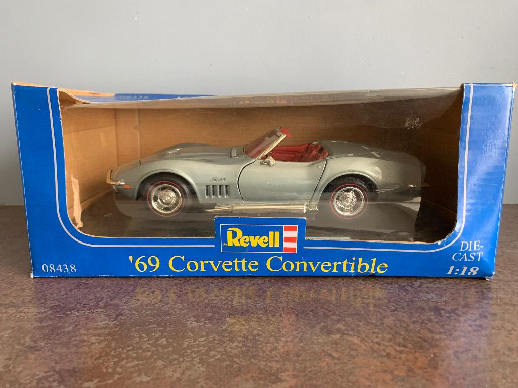 CORVETTE CONVERTIBLE 1969 VAN REVELL 1/18, Ophalen of Verzenden, Nieuw, Auto, Revell