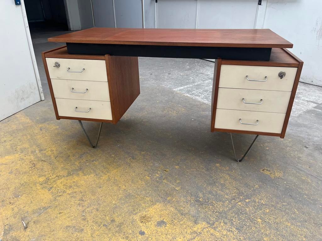 Tijsseling Nijkerk bureau hairpin poten jaren 60 teak lades, Huis en Inrichting, Bureaus, Overige typen, Gebruikt, Hout, 143 cm