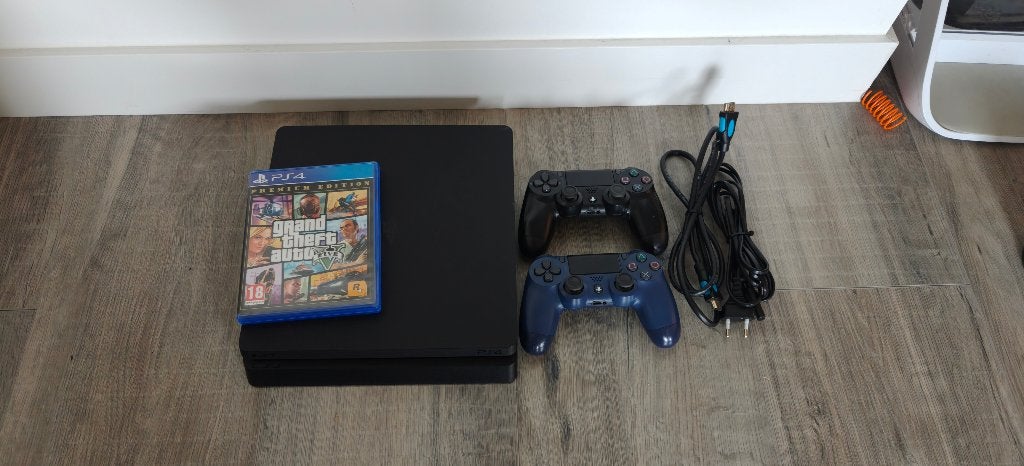 PlayStation 4 Slim 1TB + 2 refurbished controllers + GTA V, Spelcomputers en Games, Spelcomputers | Sony PlayStation 4, Met 2 controllers