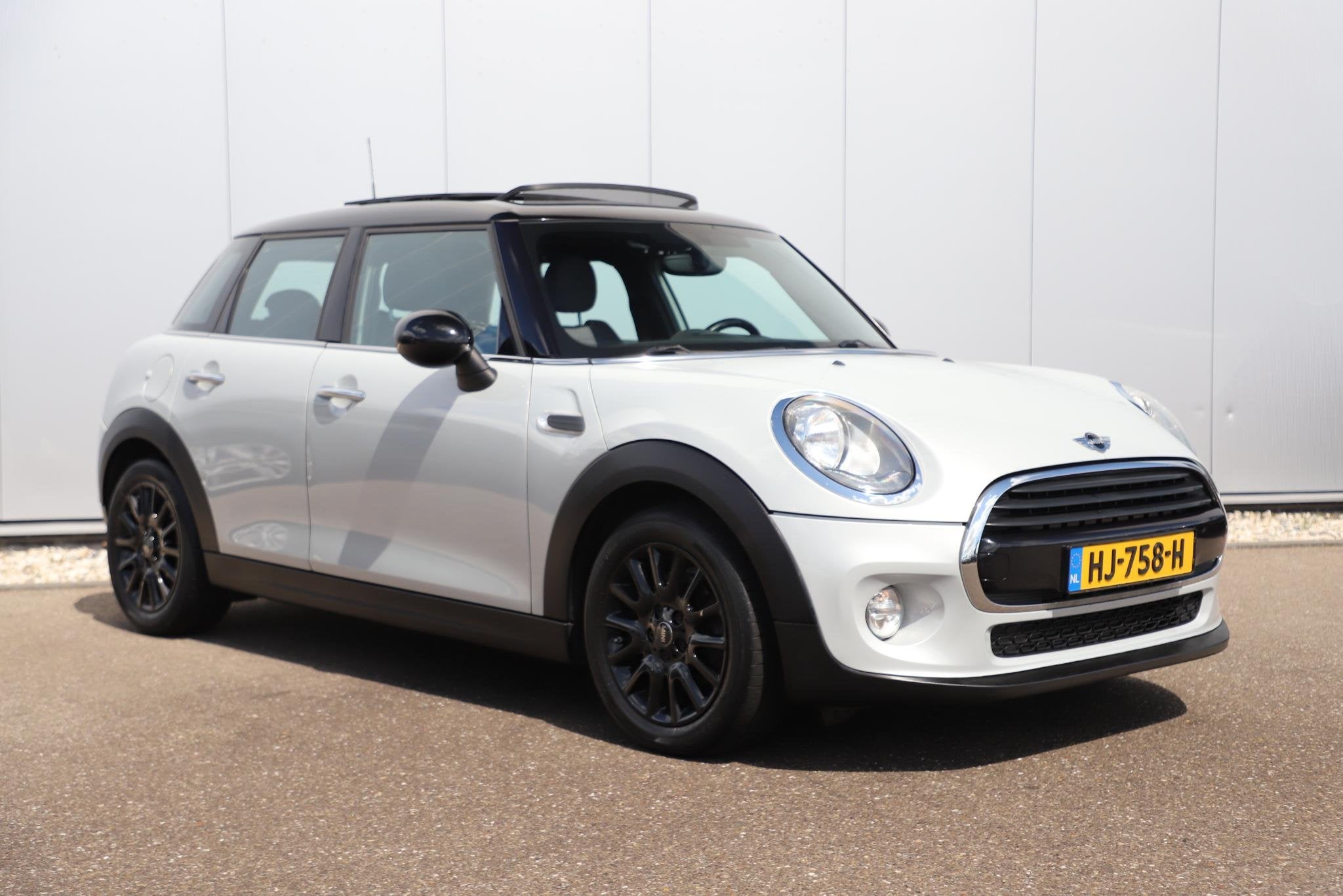 MINI 5-Deurs 1.5 Cooper Salt Business 136PK Panoramadak LMV, Auto's, Mini, 136 pk, Gebruikt, Met garantie (alle), Leder en Stof