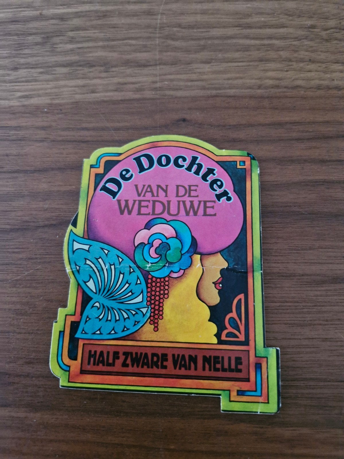 10806 sticker 'De Dochter van de Weduwe' Half Zware van Ne, Verzamelen, Stickers, Gebruikt, Overige typen, Ophalen of Verzenden