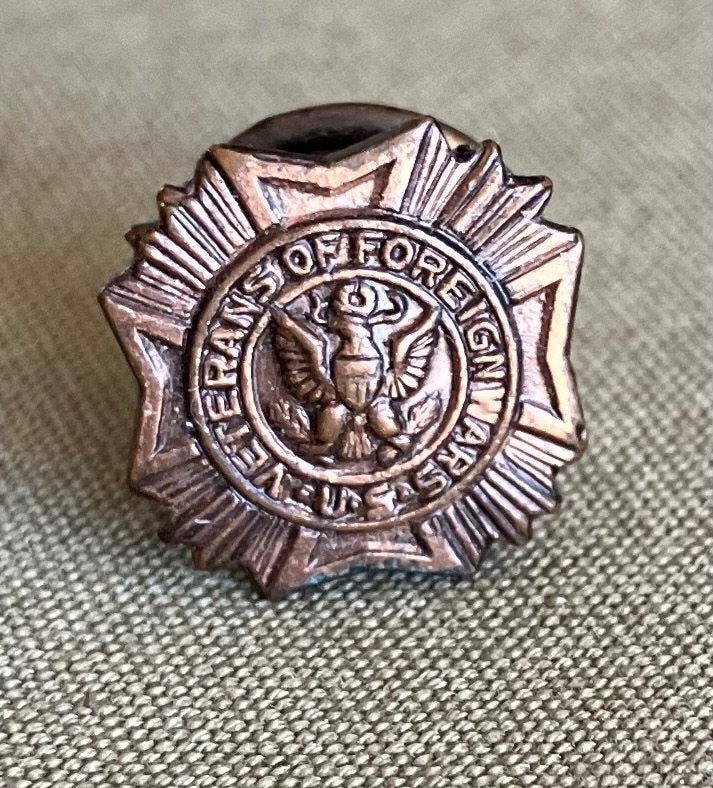 WW2  US Veterans of Foreign Wars - Lapel Button, Ophalen of Verzenden, Landmacht, Amerika, Embleem of Badge