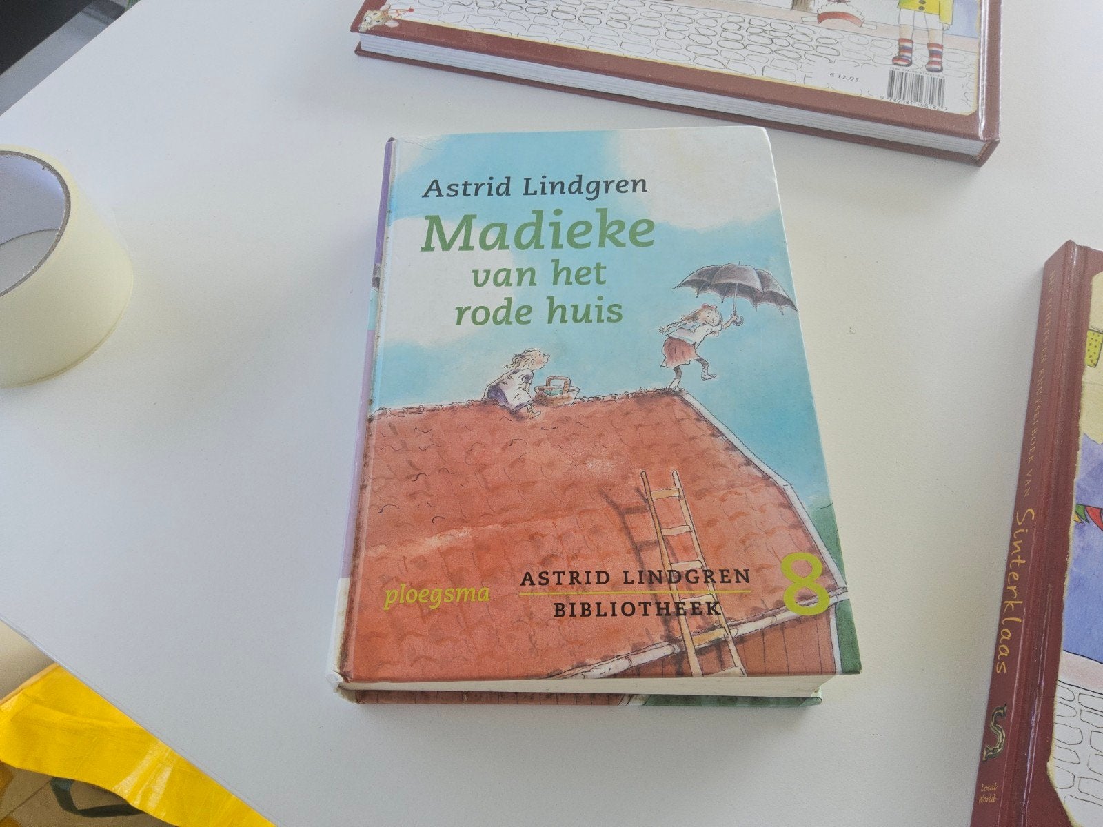 Madieke van het rode huis - Astrid Lindgren (kinderboek), Ophalen of Verzenden, Zo goed als nieuw, Astrid Lindgren, Fictie algemeen