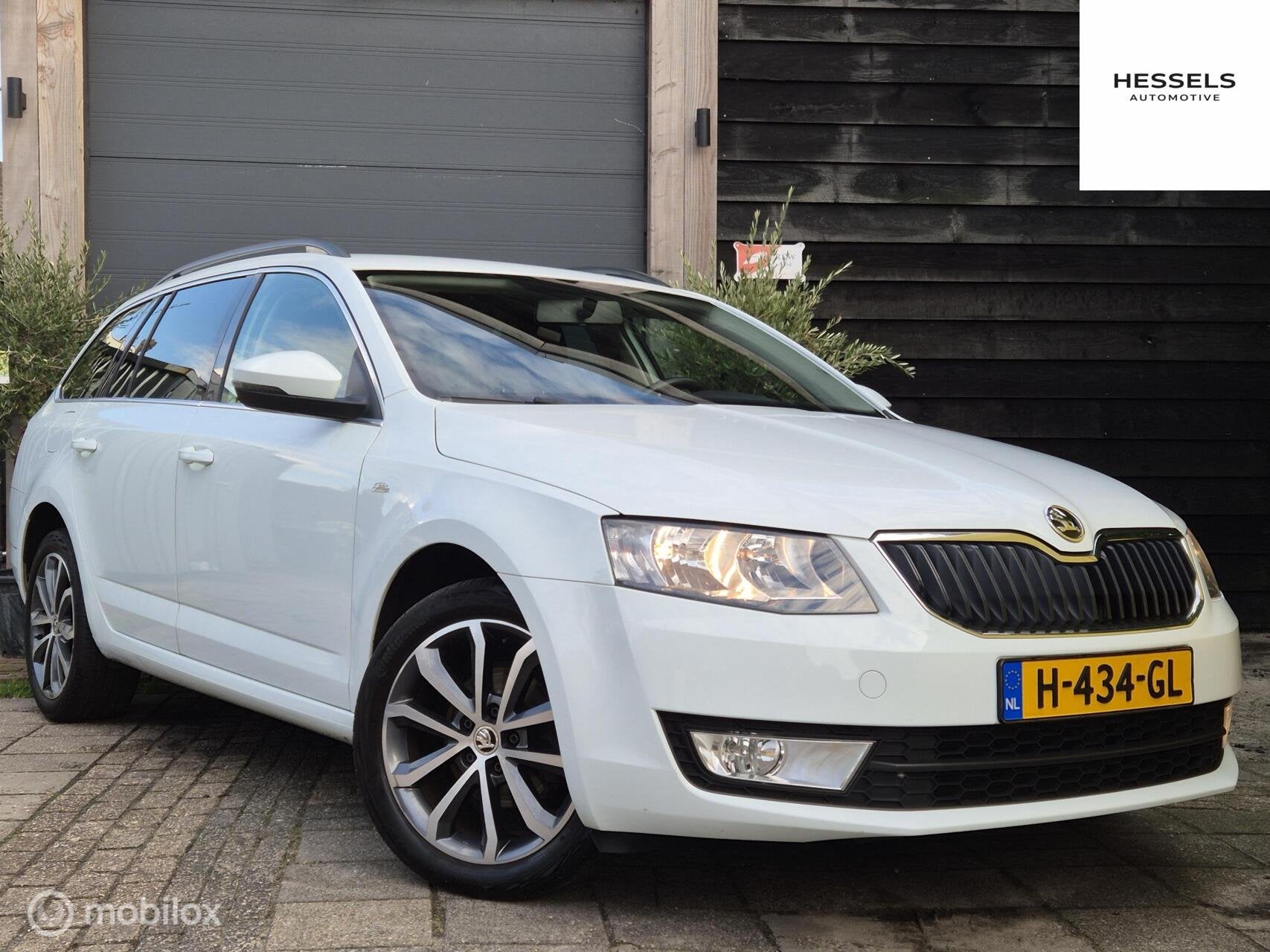 Skoda Octavia Combi 1.2 TSI Edition Trekhaak automaat, Auto's, Gebruikt, Euro 6, 4 cilinders, Wit