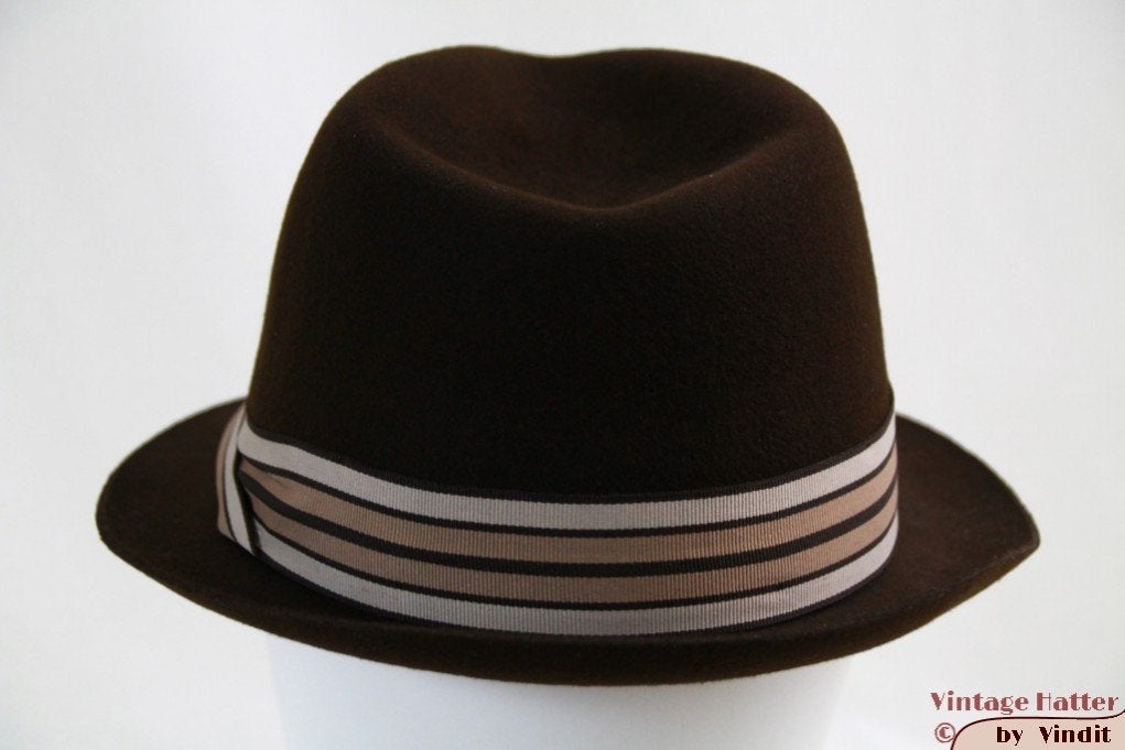 Gleufhoed Trilby Mayser bruin 57-58 nieuw gratis verzenden, Nieuw, Ophalen of Verzenden, 57 cm (M, 7⅛ inch) of minder, Hoed