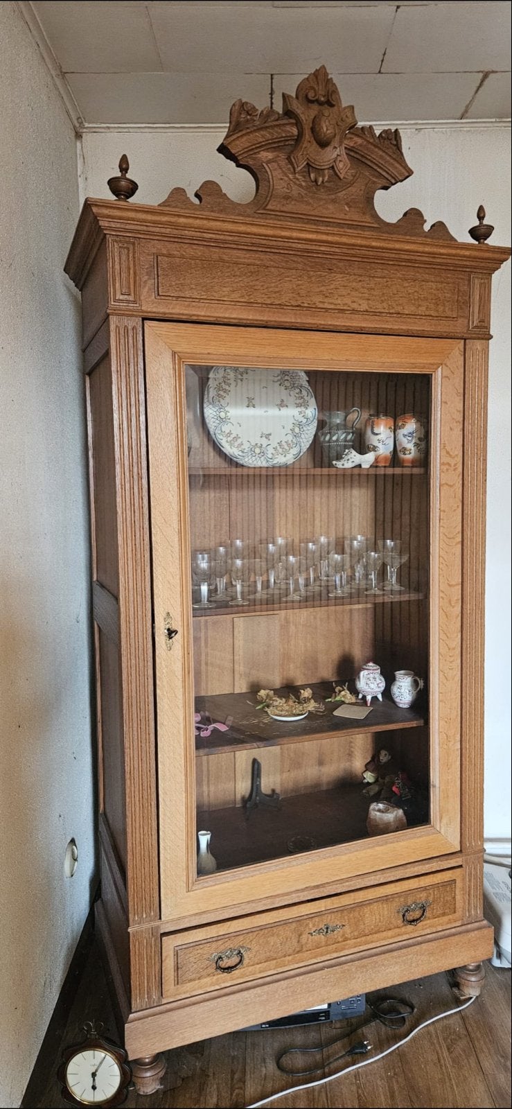 Antieke vitrinekast met houtsnijwerk, Antiek en Kunst, Ophalen