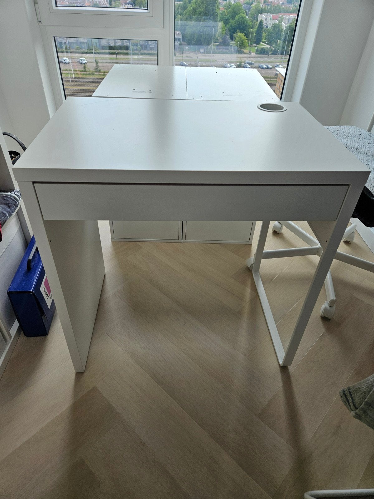 Micke bureau ikea met lade en kabeldoorvoer, Ophalen, Gebruikt, Spaanplaat of MDF, Kabelgoot