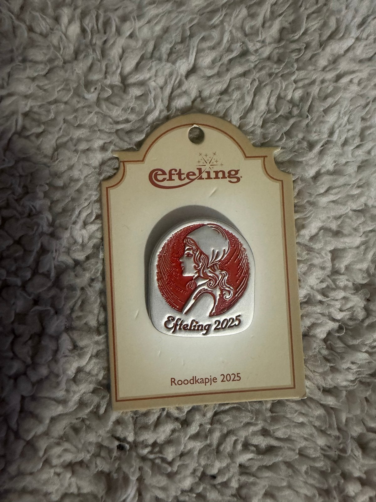 Efteling Roodkapje 2025 Button/Speldje, Verzamelen, Ophalen of Verzenden, Nieuw, Button of Speldje