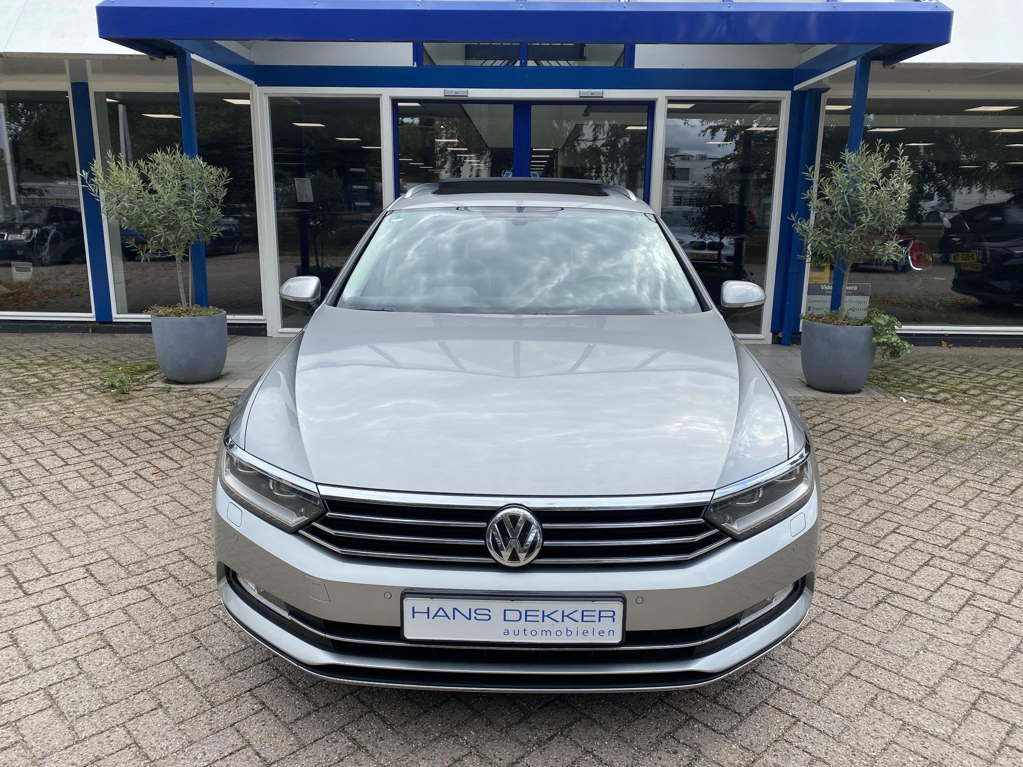 Volkswagen Passat Variant 1.6 TDI Connected Series Plus Pano, Auto's, Gebruikt, 4 cilinders, Diesel, 750 kg