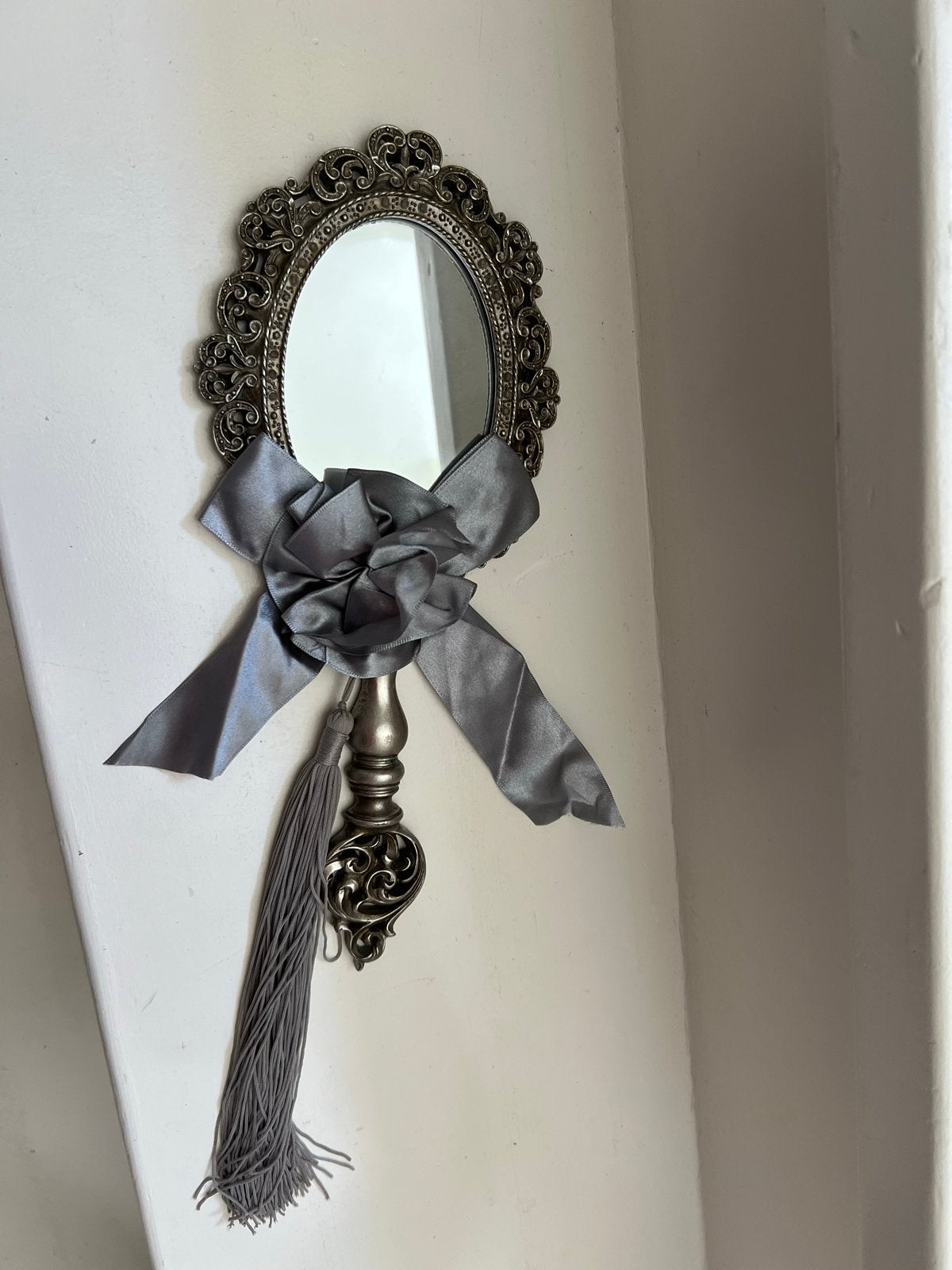Decoratieve spiegel met strik en kwast, Antiek en Kunst, Ophalen of Verzenden, Ovaal, Minder dan 50 cm, Minder dan 100 cm