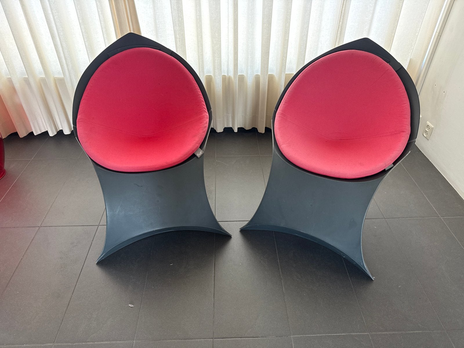 2 Flux stoelen met rode kussens, Kunststof, Gebruikt, Twee, Zwart