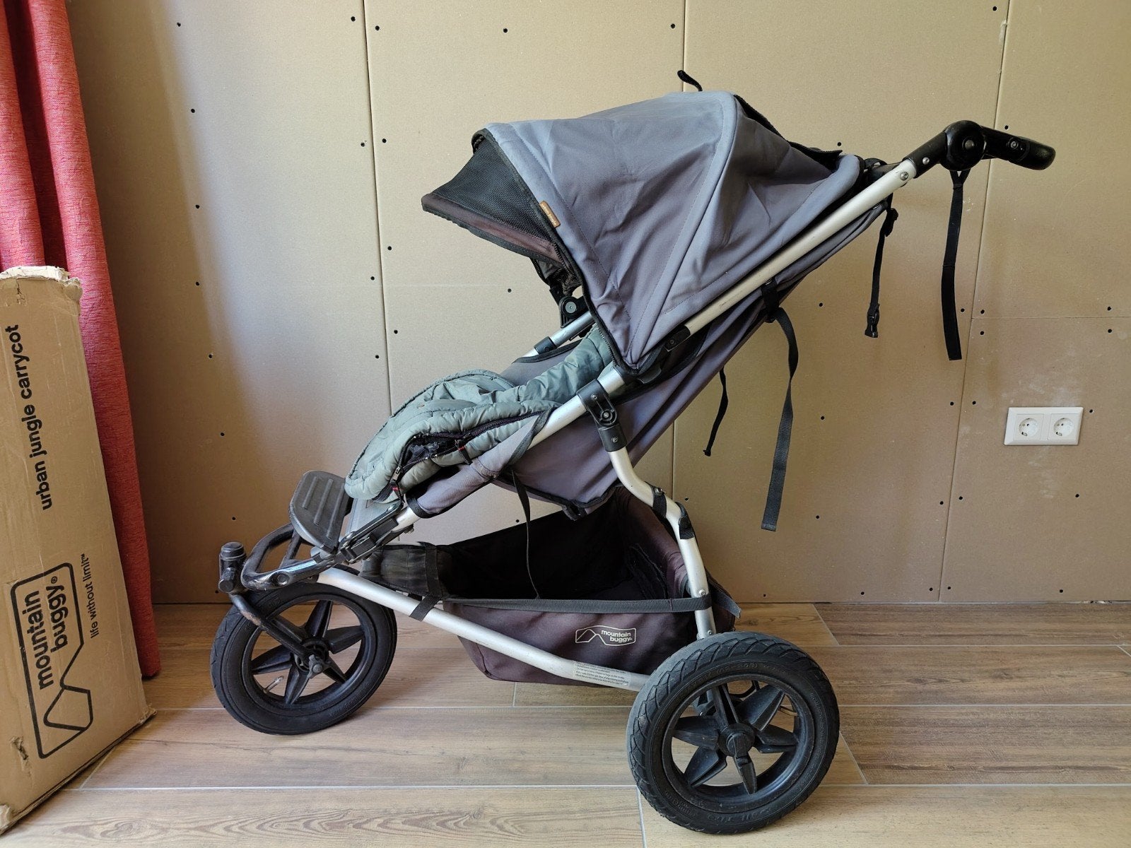 Mountain Buggy Urban Jungle + carrycot wieg en veel extra's, Ophalen, Gebruikt, Overige merken, Verstelbare duwstang