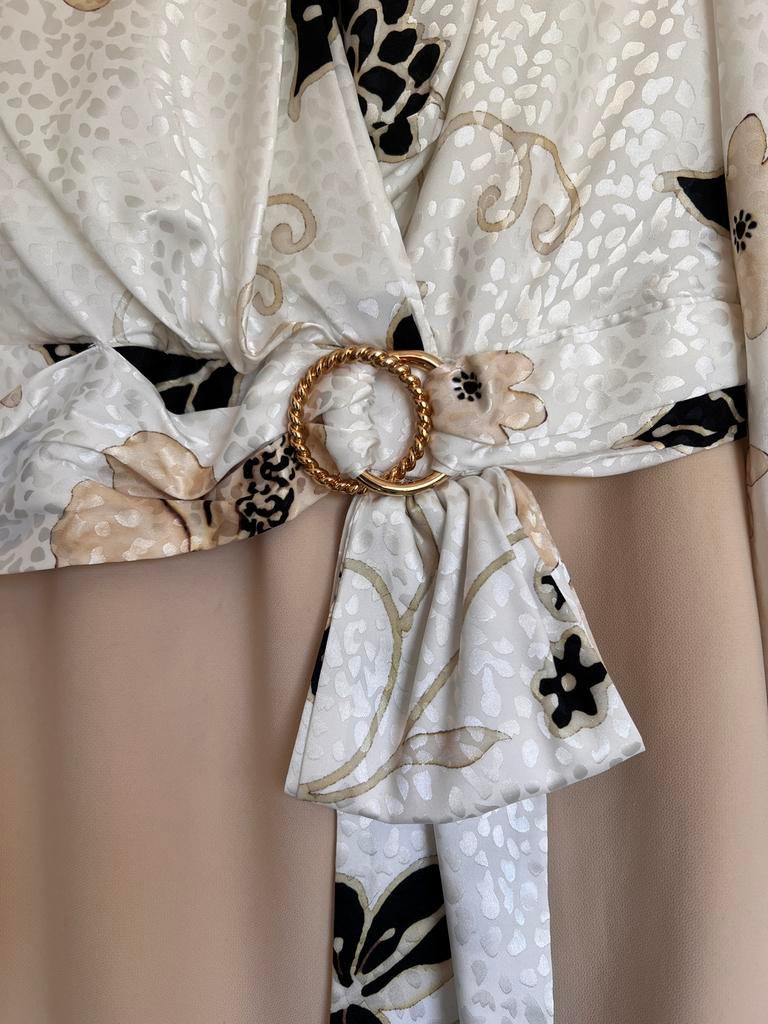 Vintage jurk met bloemenprint en gouden details, Maat 38/40 (M), Beige, Ophalen of Verzenden, Zo goed als nieuw