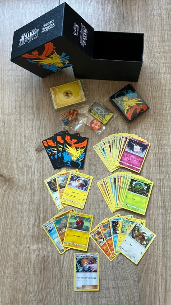 Pokémon Hidden Fates ETB 2019 met kaarten en accessoires, Hobby en Vrije tijd, Verzamelkaartspellen | Pokémon, Ophalen of Verzenden