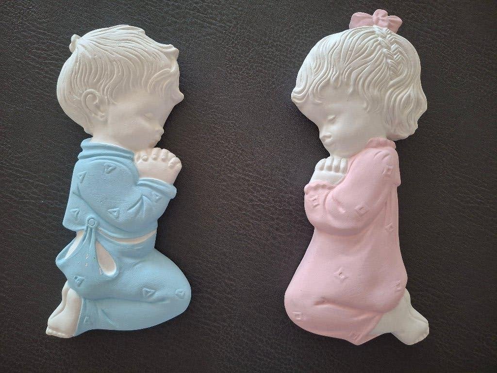 Vintage wandbeeldjes van biddende kinderen (2 stuks), Ophalen, Vintage, Decoratieobject, Zo goed als nieuw