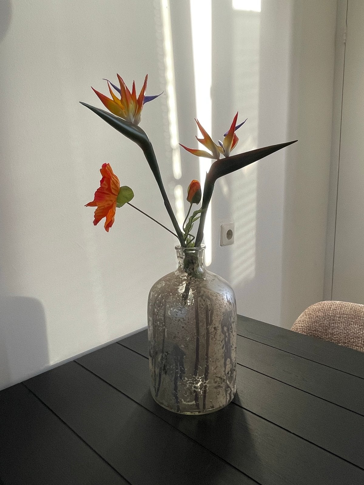 Vaas met Kunstbloemen - Strelitzia & Klaproos, Huis en Inrichting, Woonaccessoires | Vazen, Ophalen, Zo goed als nieuw, Overige kleuren