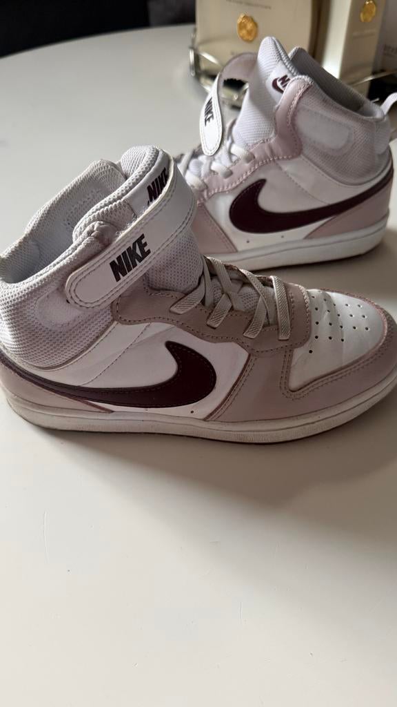 Nike sneakers maat 33, Meisje, Sportschoenen, Ophalen of Verzenden, Zo goed als nieuw
