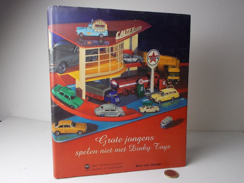 2005 GROTE JONGENS SPELEN MET DINKY TOYS Hard Cover 192 Pag.