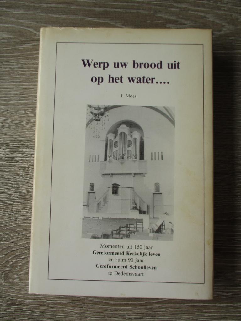 Werp uw brood op het water - J. Moes, Boeken, Ophalen of Verzenden, Gelezen