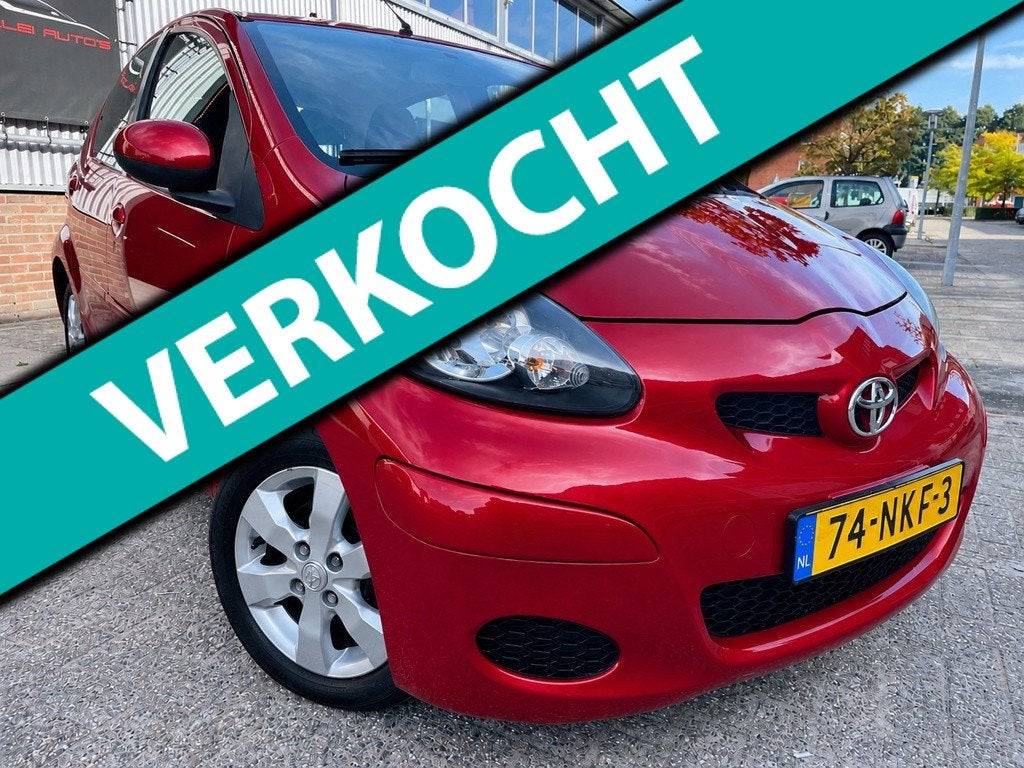 Toyota Aygo 1.0-12V Aspiration Red AIRCO CV AUTOMAAT!, Gebruikt, Zwart, 4 stoelen, 68 pk