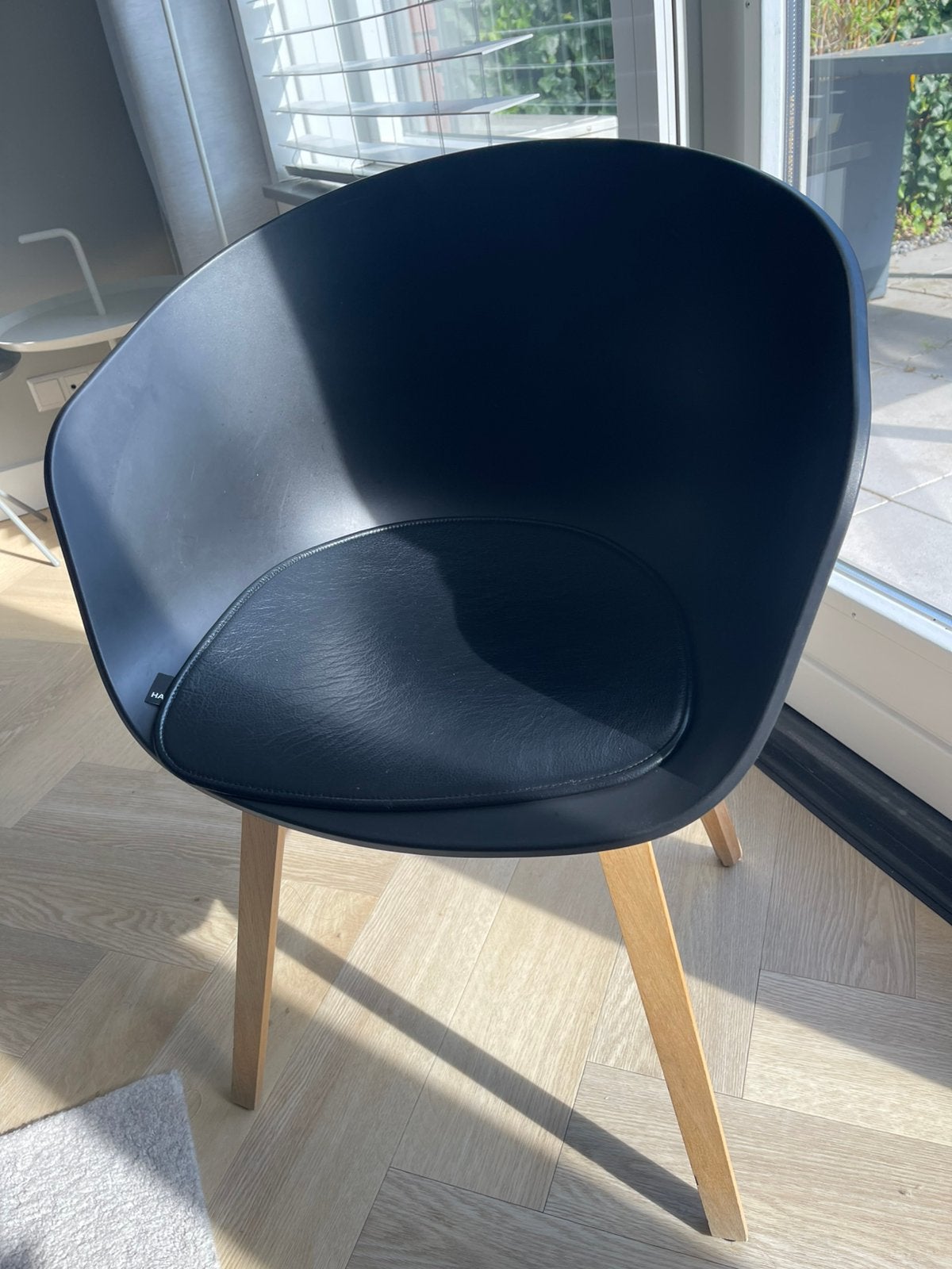 Design Hay AAC22 kuipstoel met leren seatpad Hay, Huis en Inrichting, Ophalen, Zo goed als nieuw, Wit, Eén