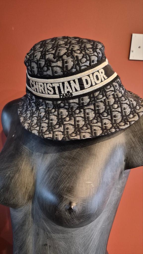 Christian Dior Bucket Hat - Stijlvolle Zomerhoed, Hoed, Zo goed als nieuw, Christian Dior, One size fits all