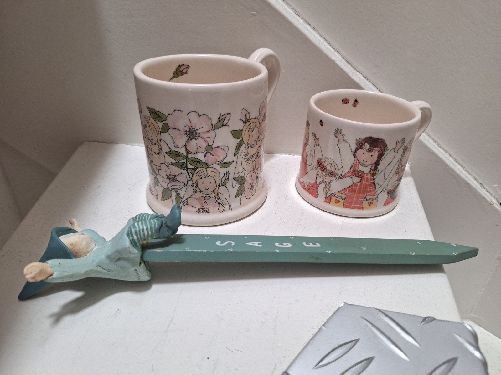 2 Annekabouke mokken en plantenpin. Gnomy's Diaries., Ophalen of Verzenden, Zo goed als nieuw, Overige stijlen, Kop(pen) en/of Schotel(s)