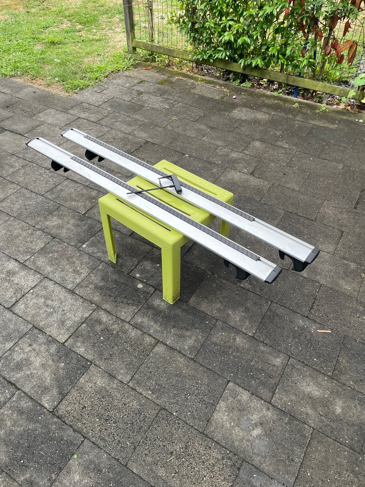 Thule vleugelprofiel dakdragers voor dakrails, Ophalen, Gebruikt