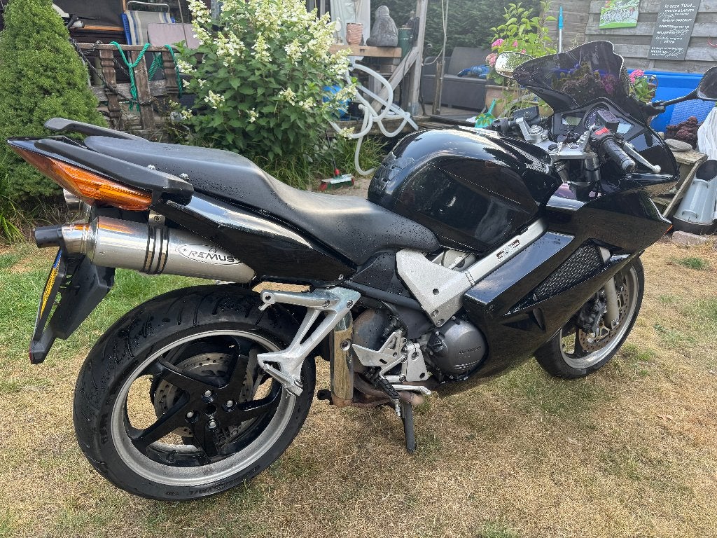 Foto 2 van VFR 800 V-TEC voor onderdelen of ruilen