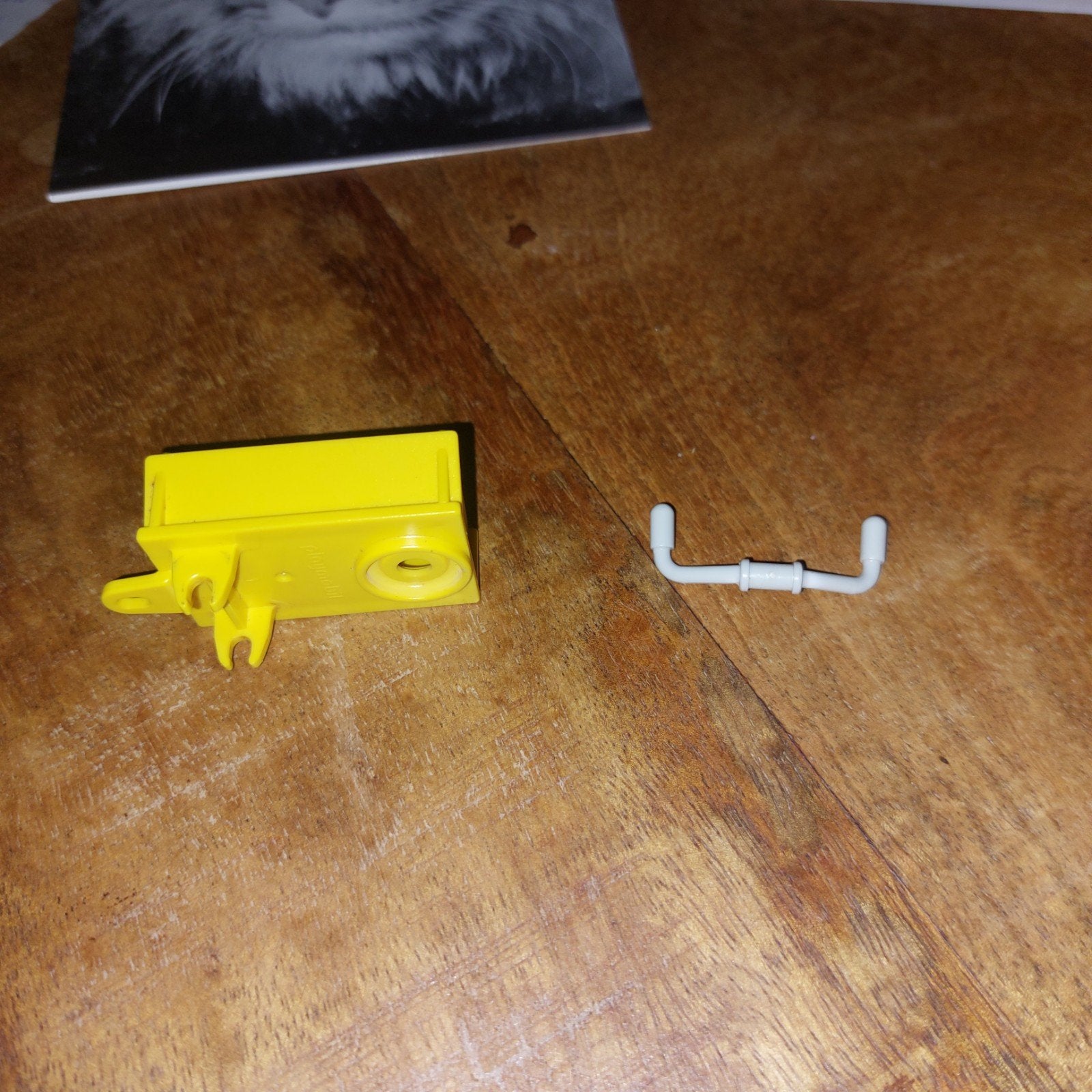 2 Playmobil onderdelen - geel bakje en wit handvat, Ophalen of Verzenden