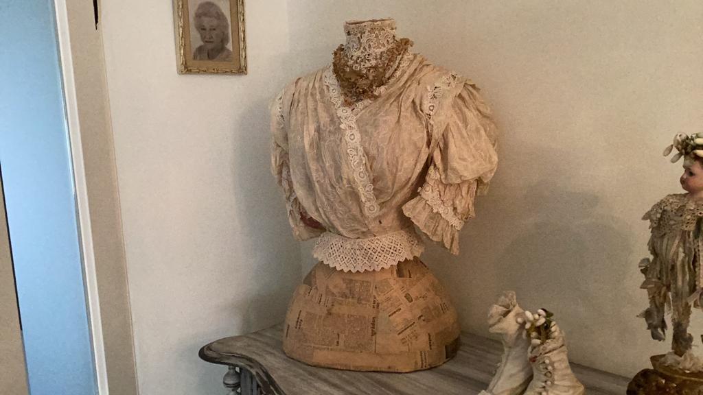 Antieke buste met antieke bodice, Ophalen of Verzenden, Zo goed als nieuw
