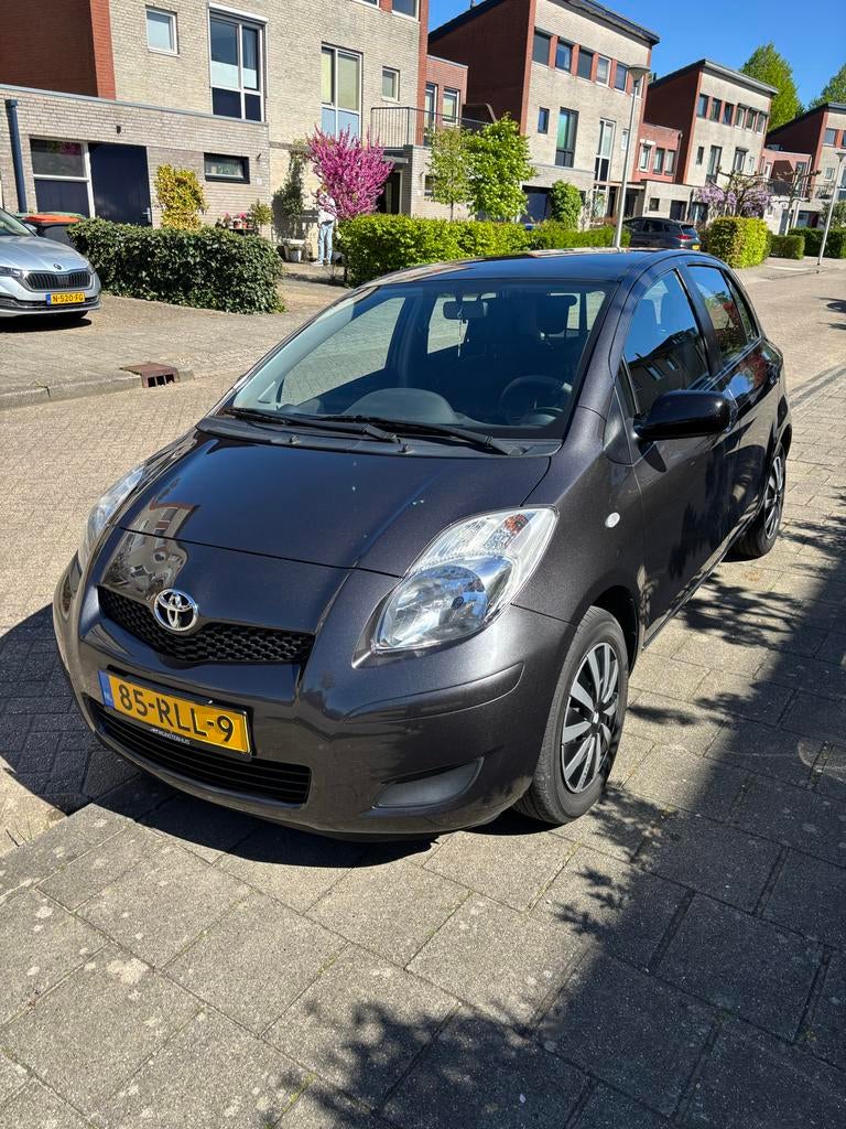 Toyota Yaris 1.3 16V Vvt-i 5DR 2011 Grijs, Fietsen en Brommers, Ophalen of Verzenden, Gebruikt
