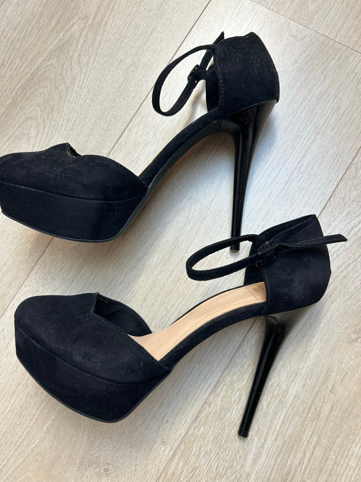 Bershka Zwarte Suède Pumps met Plateauzool - Maat 38, Ophalen of Verzenden, Gedragen, Zwart, Pumps