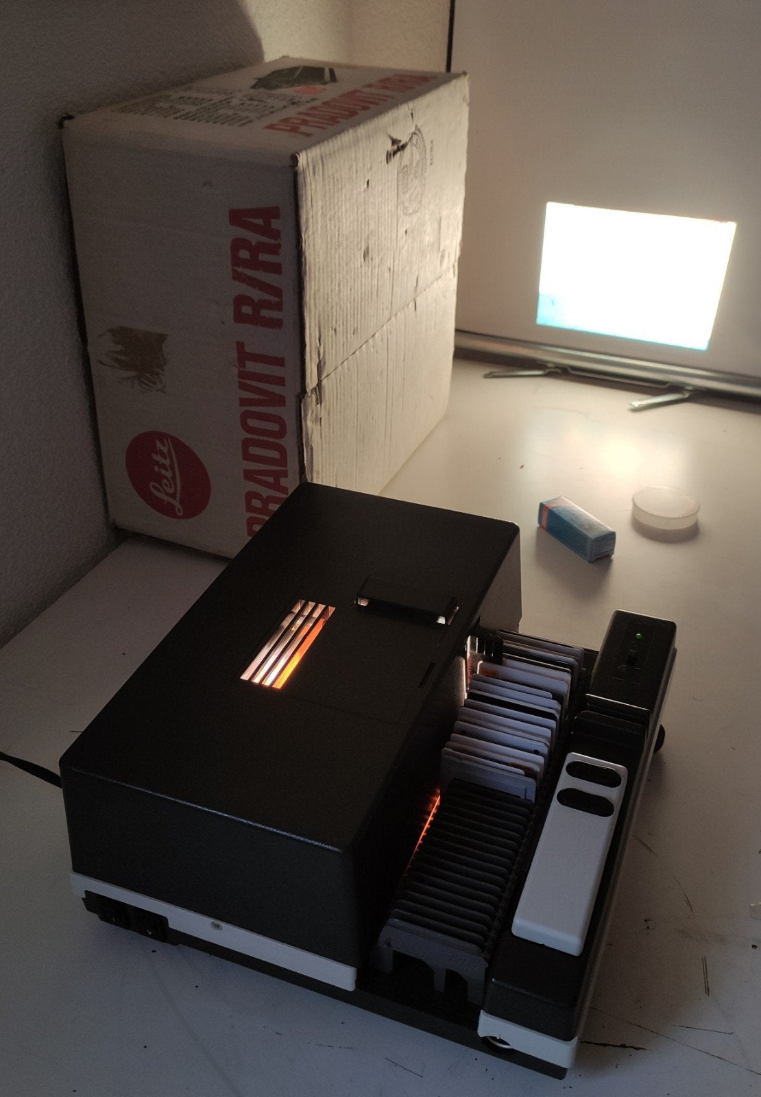 LEITZ PRADOVIT RA 150 DIAPROJECTOR met RESERVELAMP, Ophalen of Verzenden