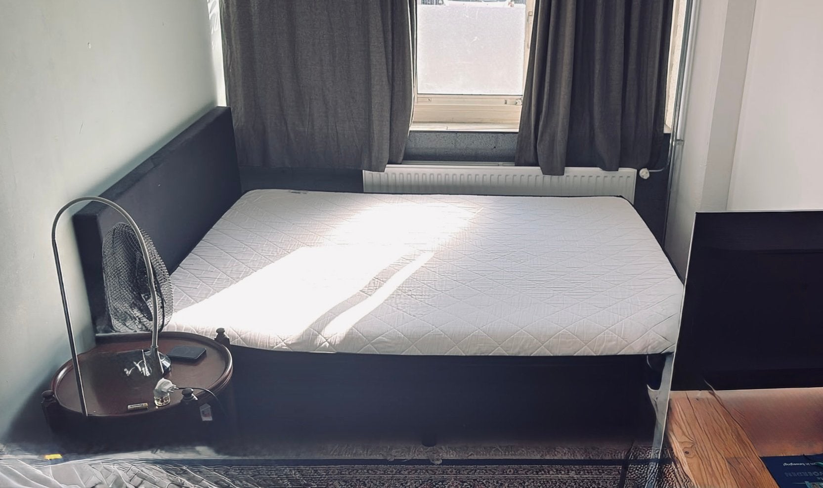 Boxspring 140 x 200 cm zwart met matras topper, Ophalen, Boxspring, kleine slaapkamer, 140 cm, Zo goed als nieuw