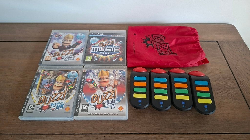 PS3 Buzz-set,  4 draadloze buzzers en 4 games, Puzzel en Educatief, Ophalen of Verzenden, Zo goed als nieuw, Gekoppelde computers