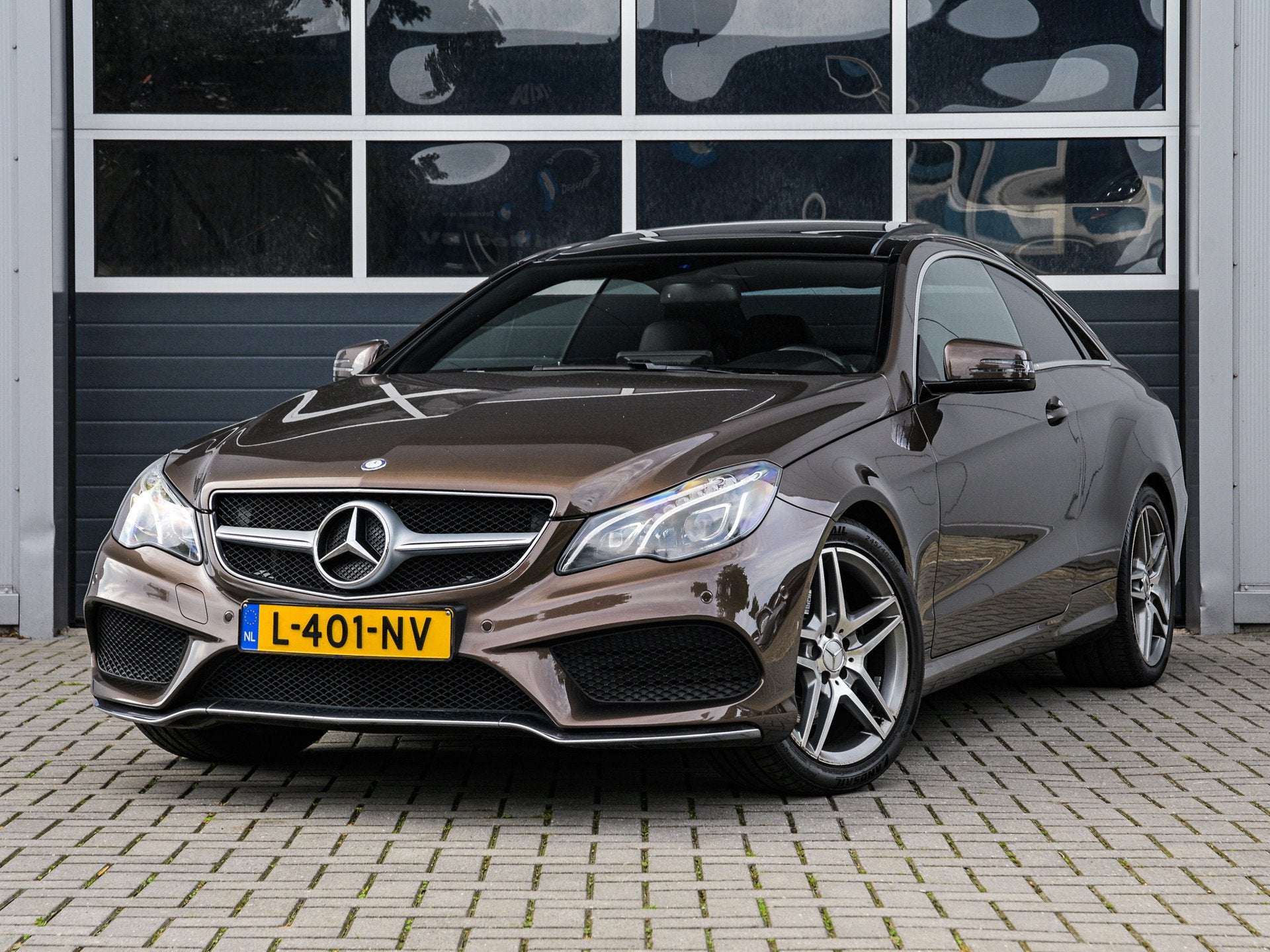 Mercedes-Benz E-klasse Coupé 200 CGI | AMG | Panoramadak |, Auto's, Automaat, Achterwielaandrijving, 4 cilinders, Bruin