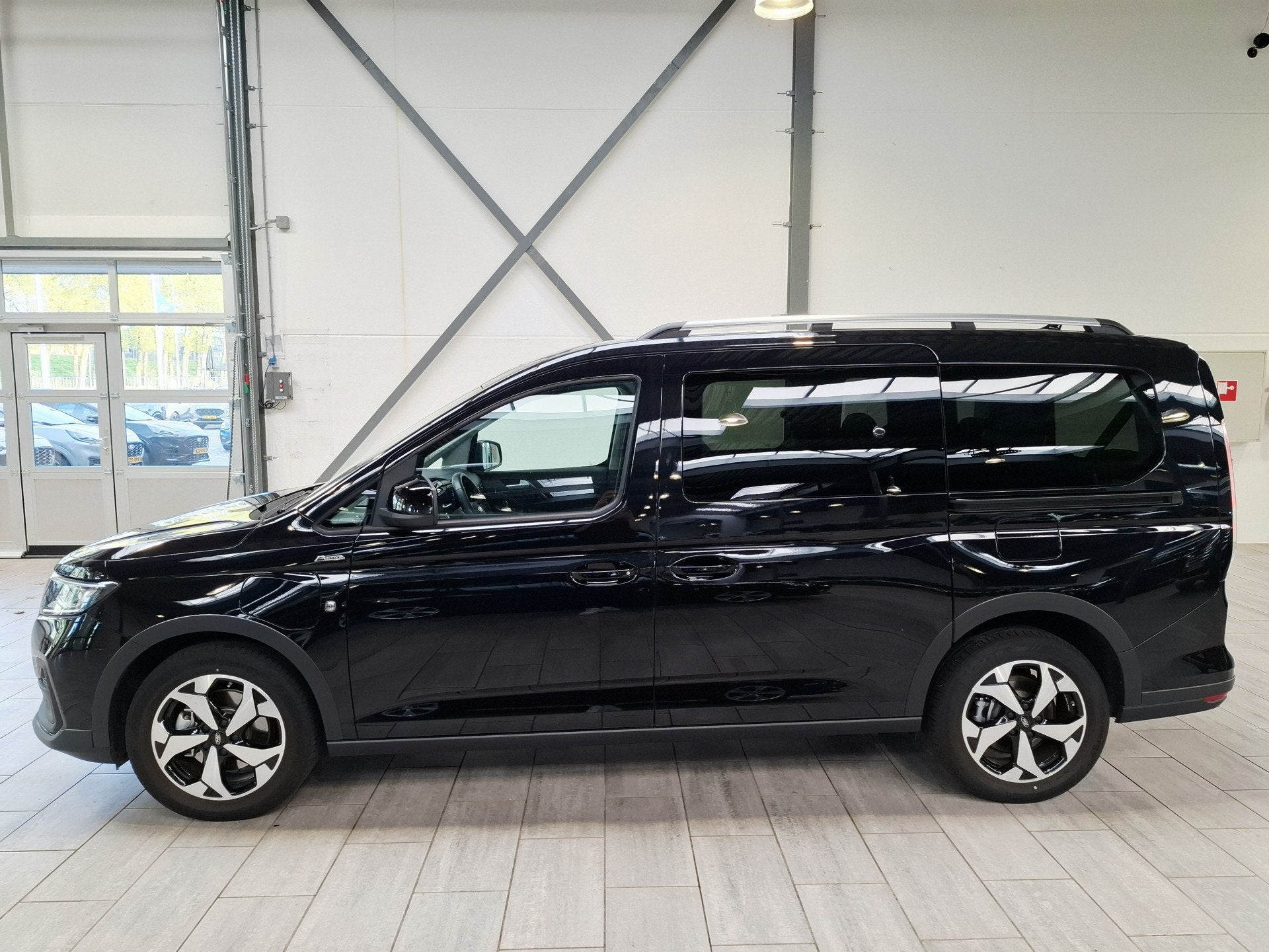Ford GRAND TOURNEO CONNECT 1.5 PHEV 150pk Active | Trekhaak, Zwart, Plug-in hybride, Bedrijf, Hybride Elektrisch/Benzine