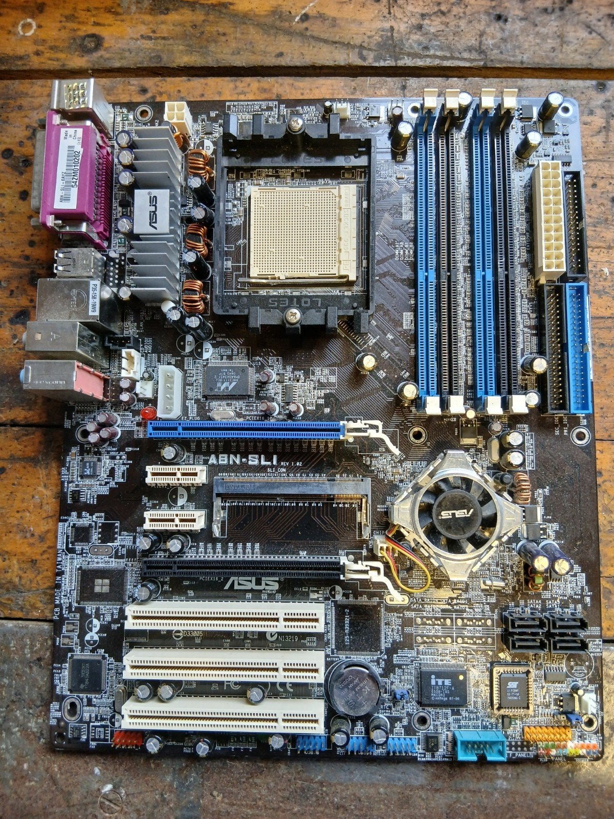 ASUS A8N-SLI Moederbord - Gebruikt, Computers en Software, ASUS Computer GmbH, Harkortstr. 21-23, 40880 Ratingen, Duitsland, Gebruikt