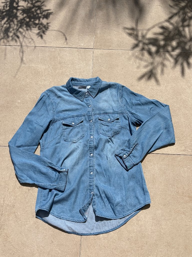 Vila denim / spijkerblouse, Kleding | Dames, Blouses en Tunieken, Zo goed als nieuw, Maat 38/40 (M), Blauw, Ophalen of Verzenden