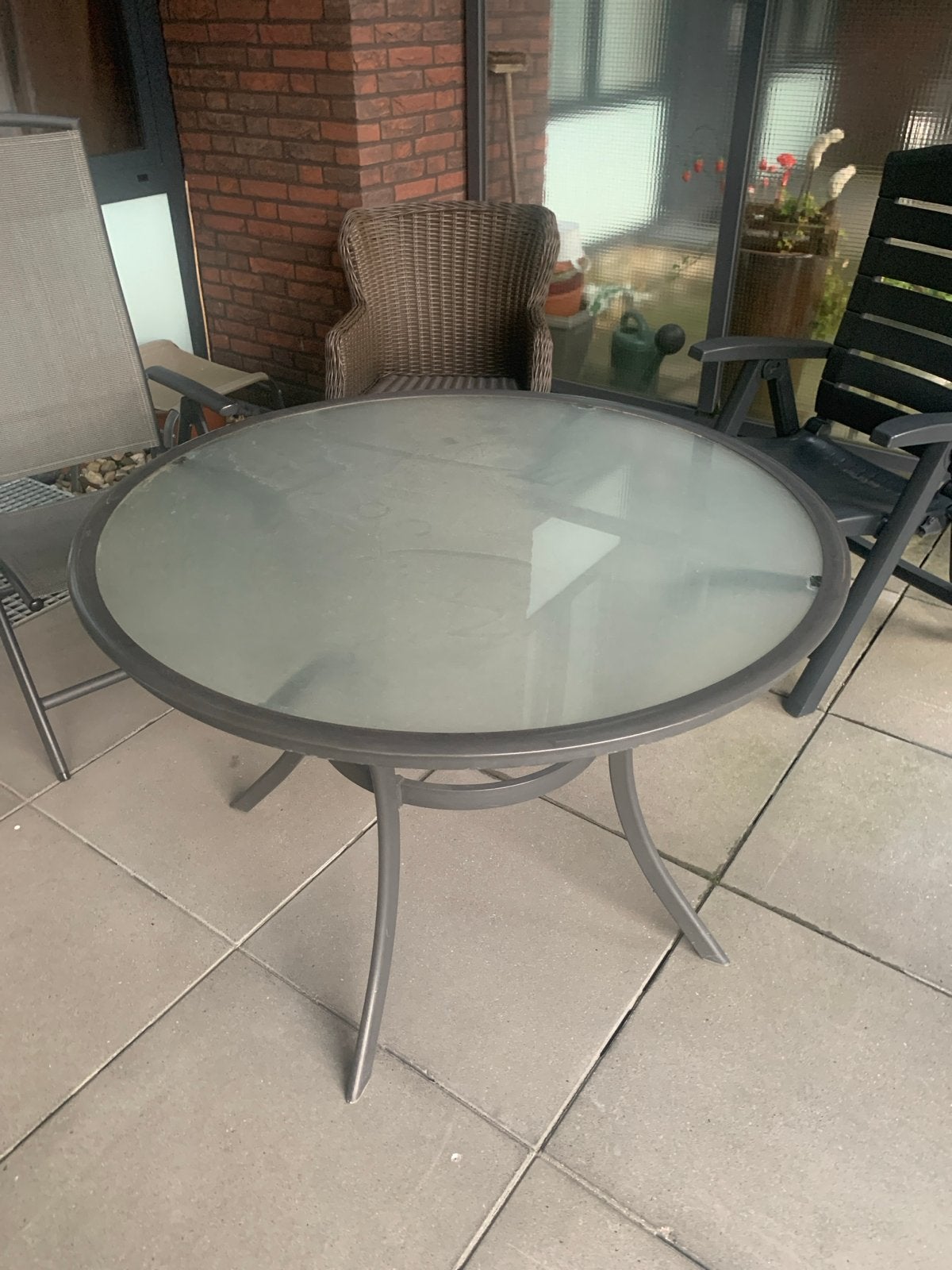 Tuinstafel rond glas met metalen frame, doorsnee 110 cm, Ophalen, Gebruikt, Rond, Metaal