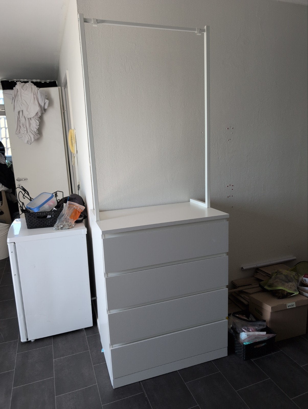 Ikea Malm ladekast (4 laden) + kledingstang, zgan, Huis en Inrichting, Kasten | Ladekasten, Ophalen, 100 tot 150 cm, 50 tot 100 cm