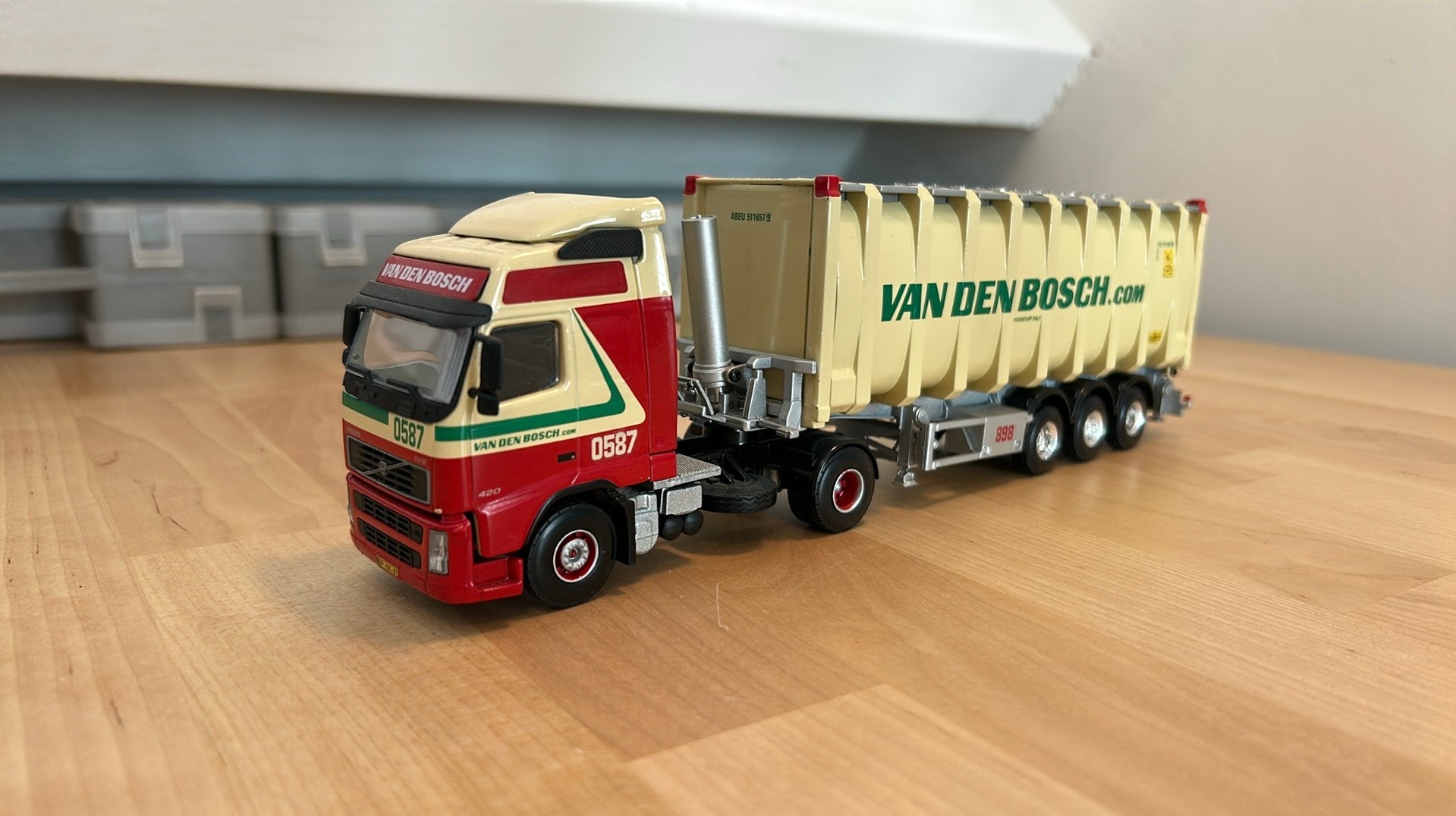 Lion Toys Volvo Fh met bulk container van den Bosch Erp, Hobby en Vrije tijd, Ophalen of Verzenden, Zo goed als nieuw, Bus of Vrachtwagen