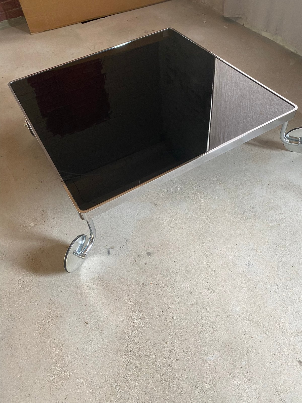 “Numerodue” Zwart glazen salontafel chromen rand op wielen, Ophalen, Gebruikt, 50 tot 100 cm, Vierkant