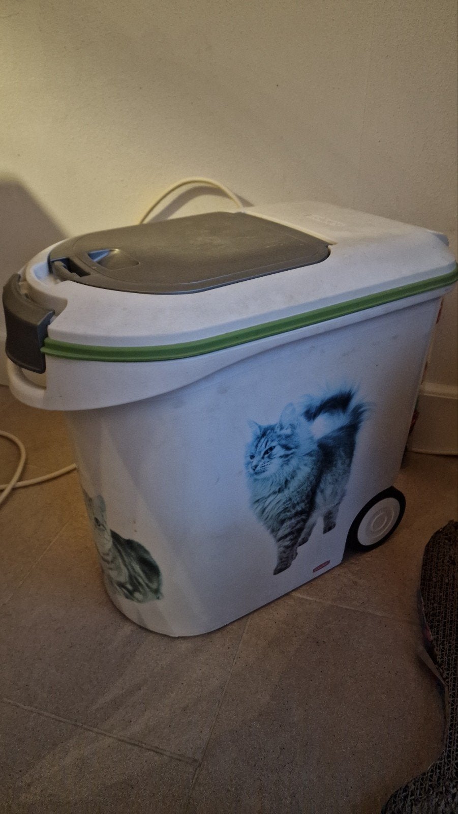 Curver voerton 10kg+ voorraad, Ophalen of Verzenden, Kat