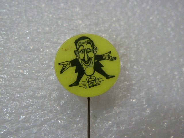 Vintage Speldje Max Tailleur - Humoristische Pin, Ophalen of Verzenden, Gebruikt, Figuurtje, Speldje of Pin