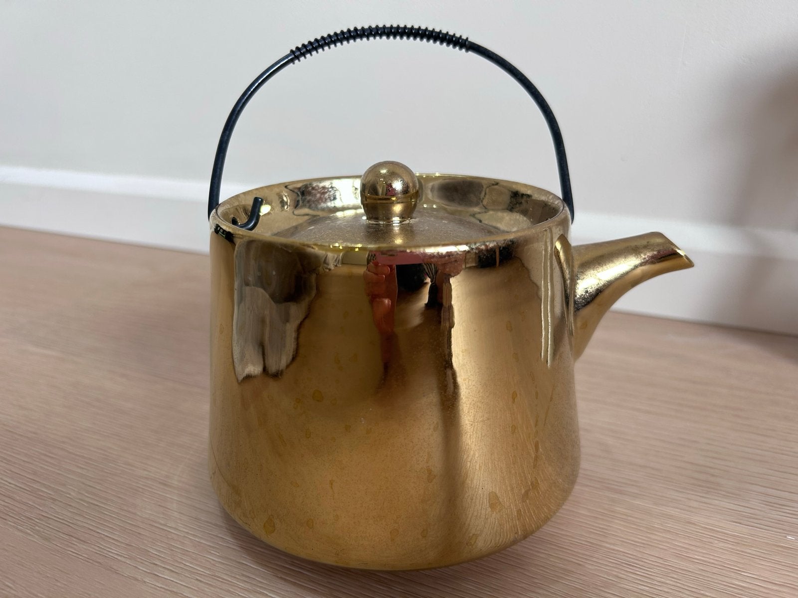 Gouden theepot met handvat, Ophalen