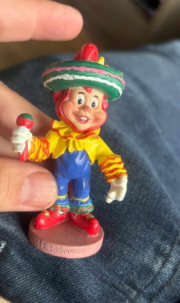 Pardoes Carnaval Festival beeldje 2001 4,95€, Verzamelen, Efteling, Zo goed als nieuw, Beeldje of Poppetje, Ophalen of Verzenden