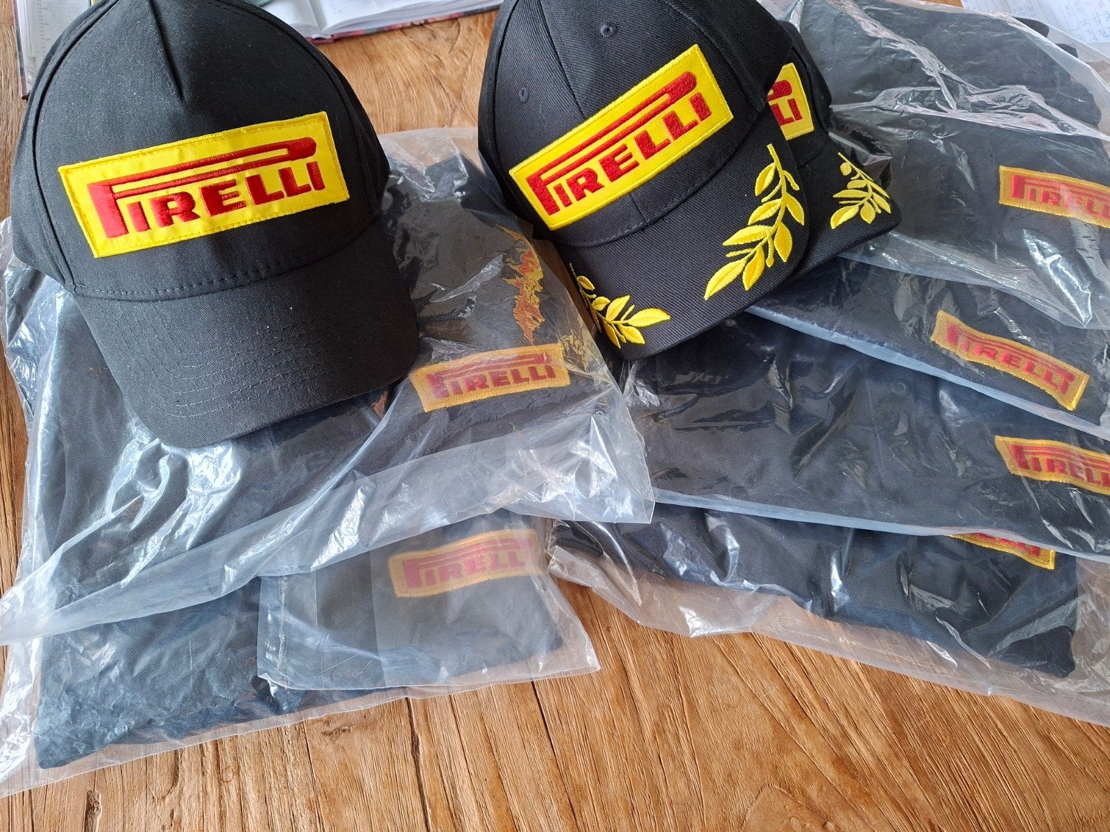 Pirelli  basebal cap en polo / pet en shirt, Kleding | Heren, Ophalen of Verzenden, Overige maten