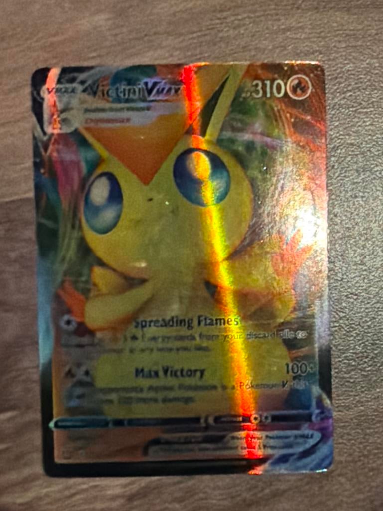 Victini VMAX Pokémon Kaart - Zeldzaam en Foil, Ophalen of Verzenden, Zo goed als nieuw, Losse kaart, Foil